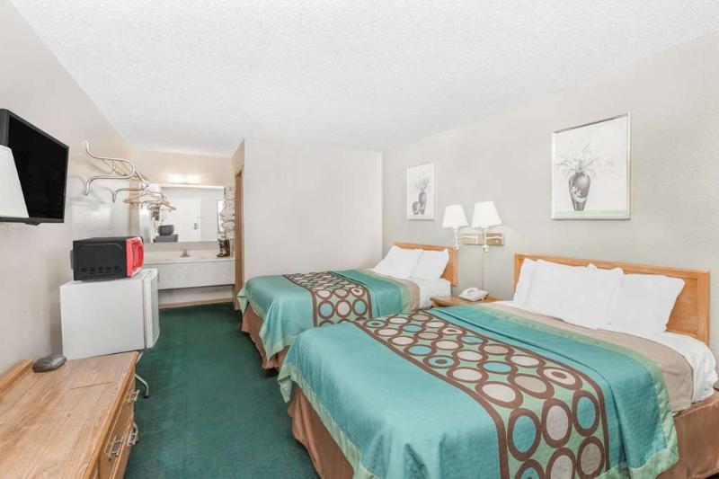 Super 8 By Wyndham Butler Otel Dış mekan fotoğraf